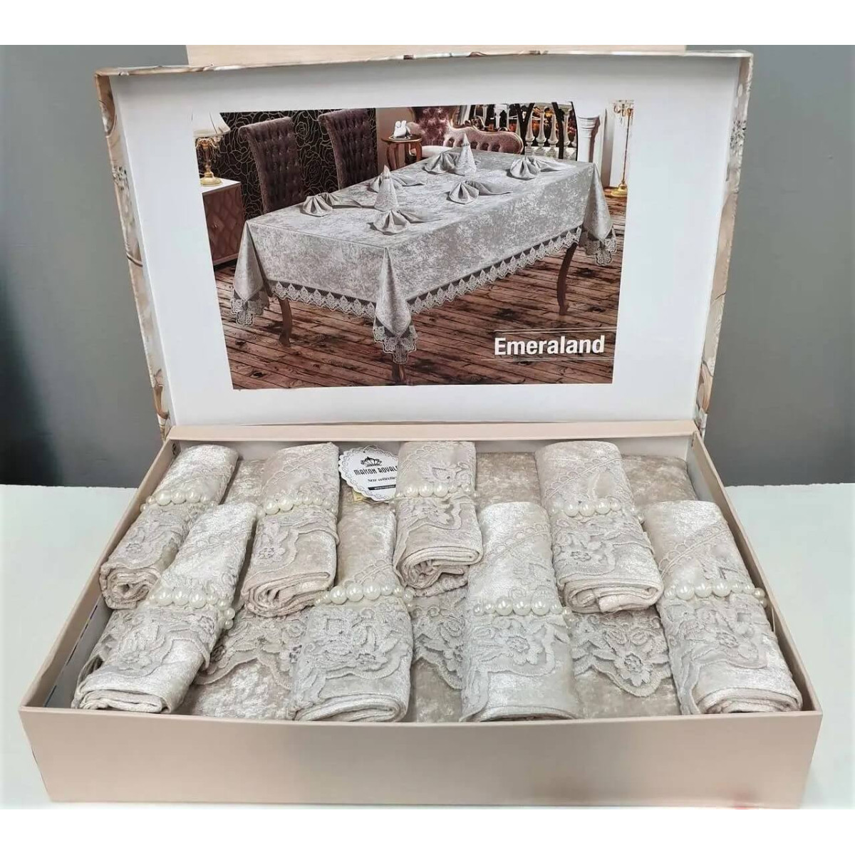 Нарядная скатерть велюровая с салфетками и кружевом 160x220 Emerald Cappucino Турция