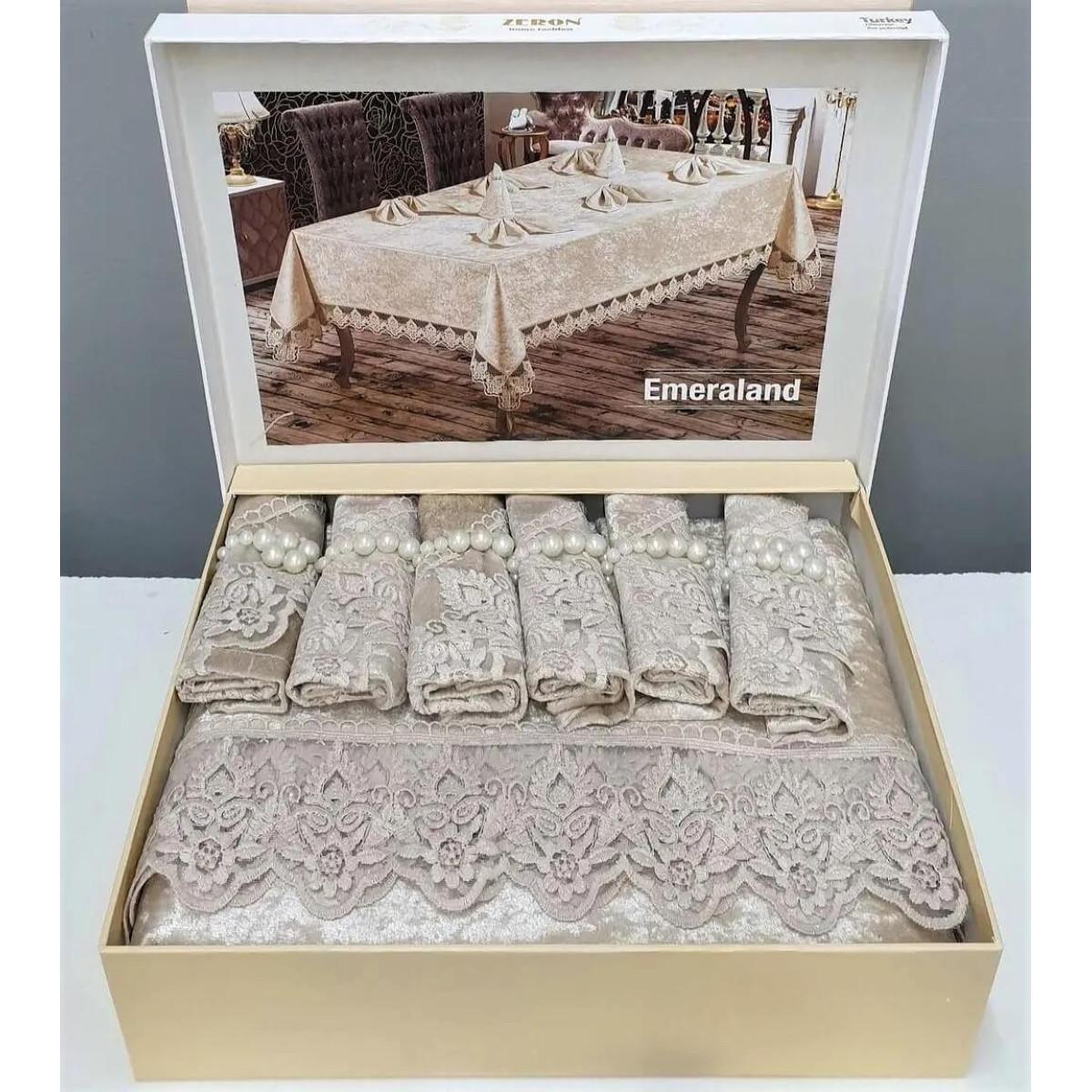 Нарядная скатерть велюровая с салфетками и кружевом 160x220 Emerald Cappucino Турция