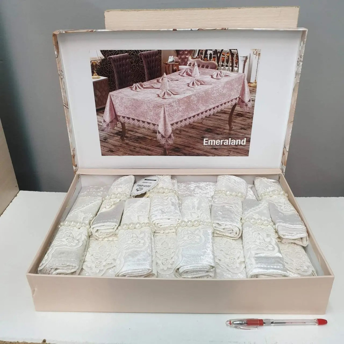 Праздничная скатерть велюровая с кружевом и салфетками Emerald Cream Турция