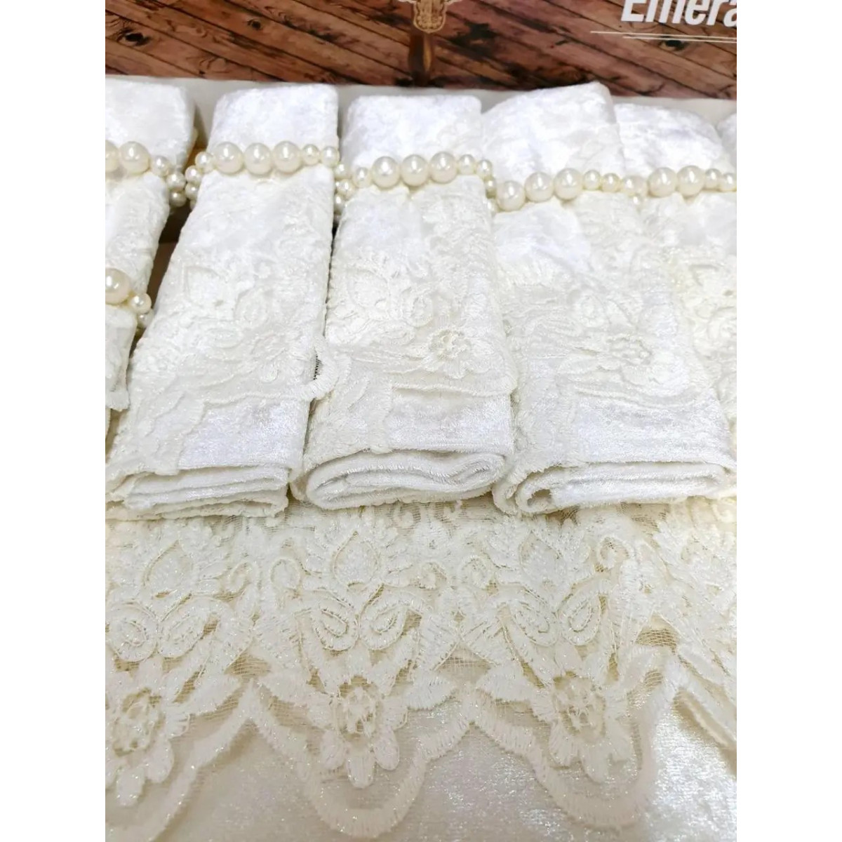 Праздничная скатерть велюровая с кружевом и салфетками Emerald Cream Турция