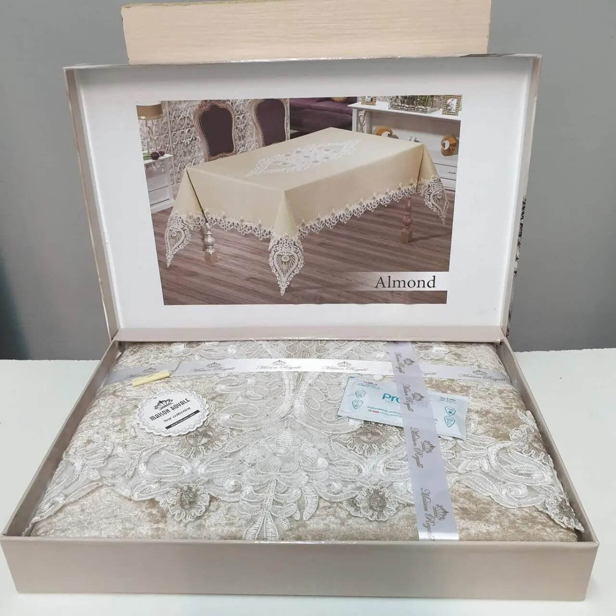 Бежева скатертина з велюру 160x220 Almond Kappuccino з мереживом 