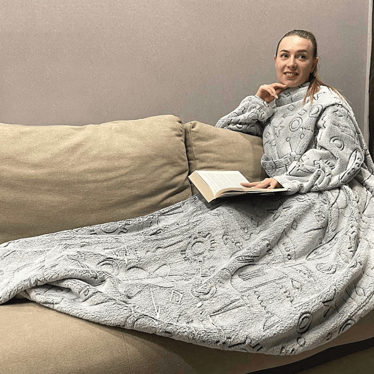 Теплый модный плед с рукавами светящийся в темноте Космолот микрофибра в Leron - фото